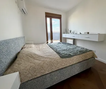 Spavaća soba sa bračnim krevetom i izlazom na terasu. - image 9