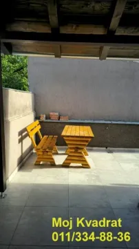 Natkrivena terasa sa drvenim stolom i klupom. - image 14