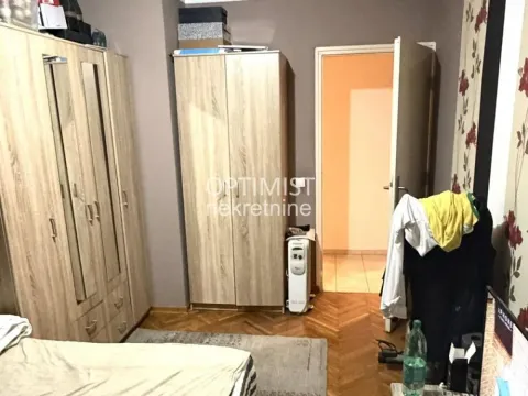 Spavaća soba sa ormarima i drvenim podom. - image 9