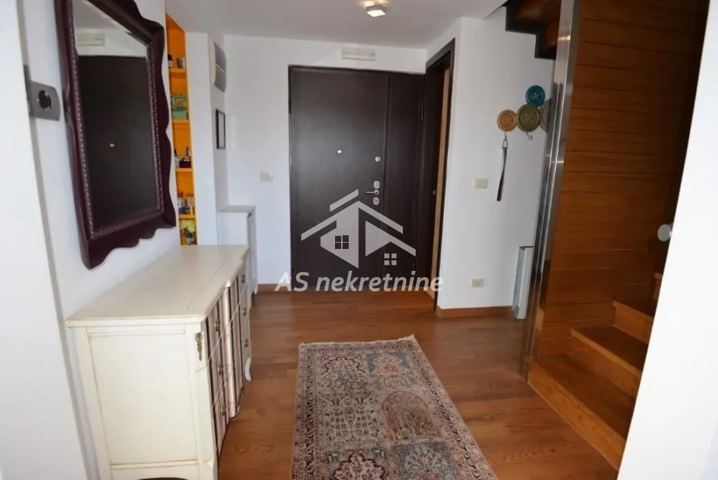Izdavanje, četvorosoban stan, 251m², Savski Venac, Beograd