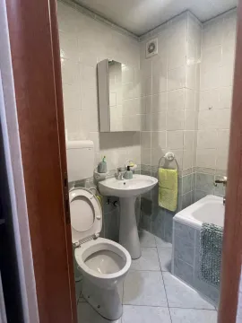 Manje kupatilo sa kadom, umivaonikom i toaletom. - image 7
