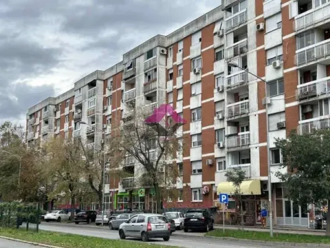 Pogled na spoljašnjost stambene zgrade sa parkingom i trotoarom. - image 15