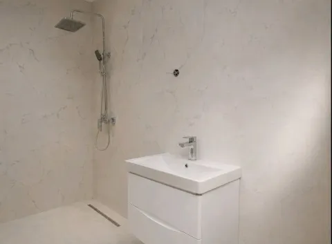 Moderne kupatilo sa tuš kabinom i umivaonikom. - image 4