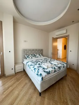 Namještena spavaća soba sa bračnim krevetom, noćnim stočićem i klima uređajem. - image 15