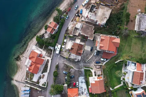 Pogled iz vazduha na priobalno naselje sa kućama i ulicom. - image 7