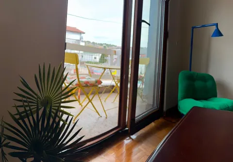 Pogled iz dnevne sobe prema terasi sa garniturom za sjedenje. - image 2