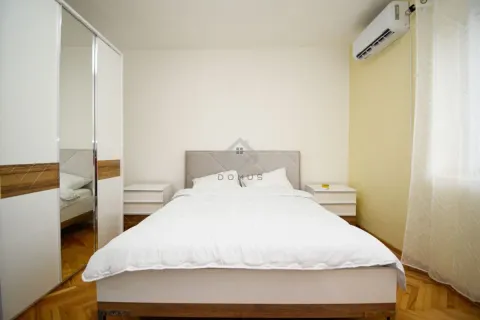 Spavaća soba sa bračnim krevetom, plakarom sa ogledalom i klima uređajem. - image 4
