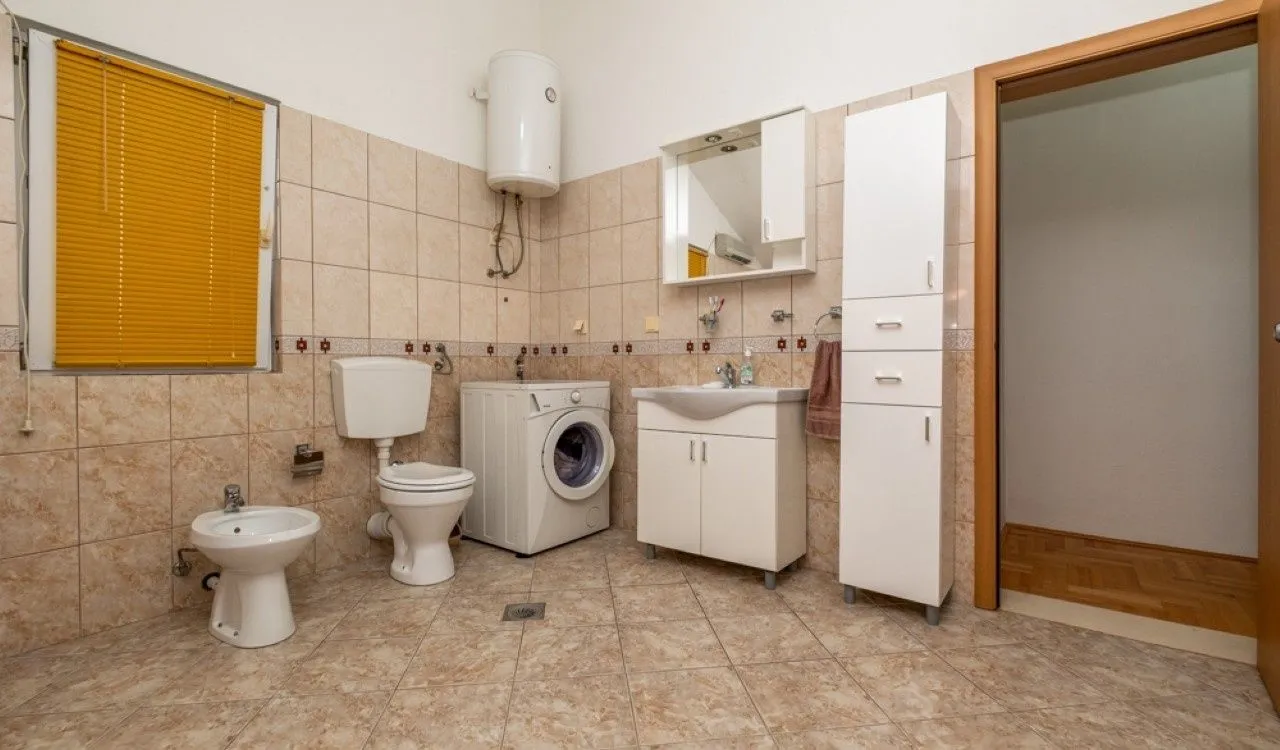 Prodaja, kuća, 258m², Pod Goricom, Podgorica