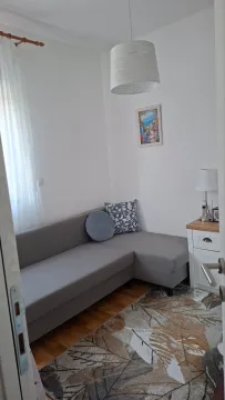 Dnevna soba sa ugaonom garniturom, tepihom i stočićem. - image 2