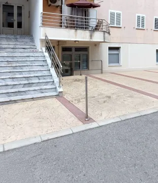 Ulaz u zgradu sa mermernim stepeništem i popločanim dvorištem. - image 6