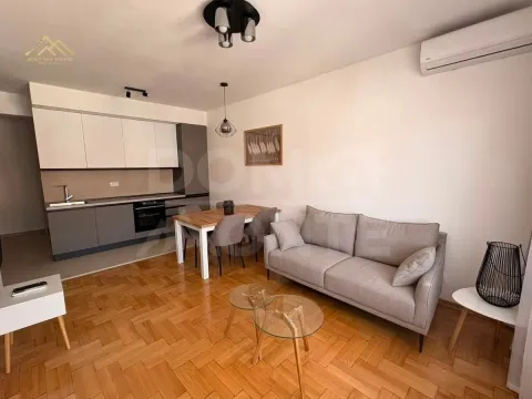 Rent, one bedroom apartment, 46m², Tivat, Crna Gora - image 1