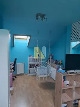 Dečja soba sa plavim zidovima, visećom foteljom i krovnim prozorom. - image 9