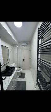 Moderno opremljeno kupatilo sa bijelim mermernim pločicama i crnim detaljima. - image 15
