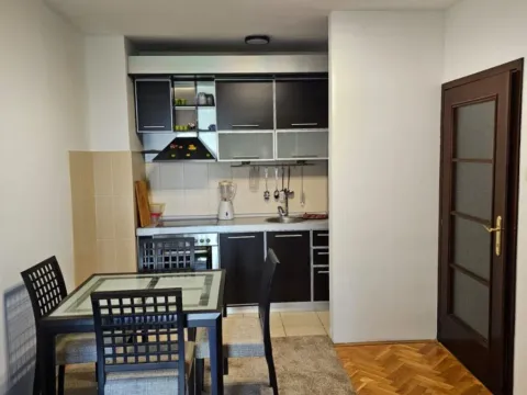Izdavanje, jednosoban stan, 46m², Blok 6, Podgorica