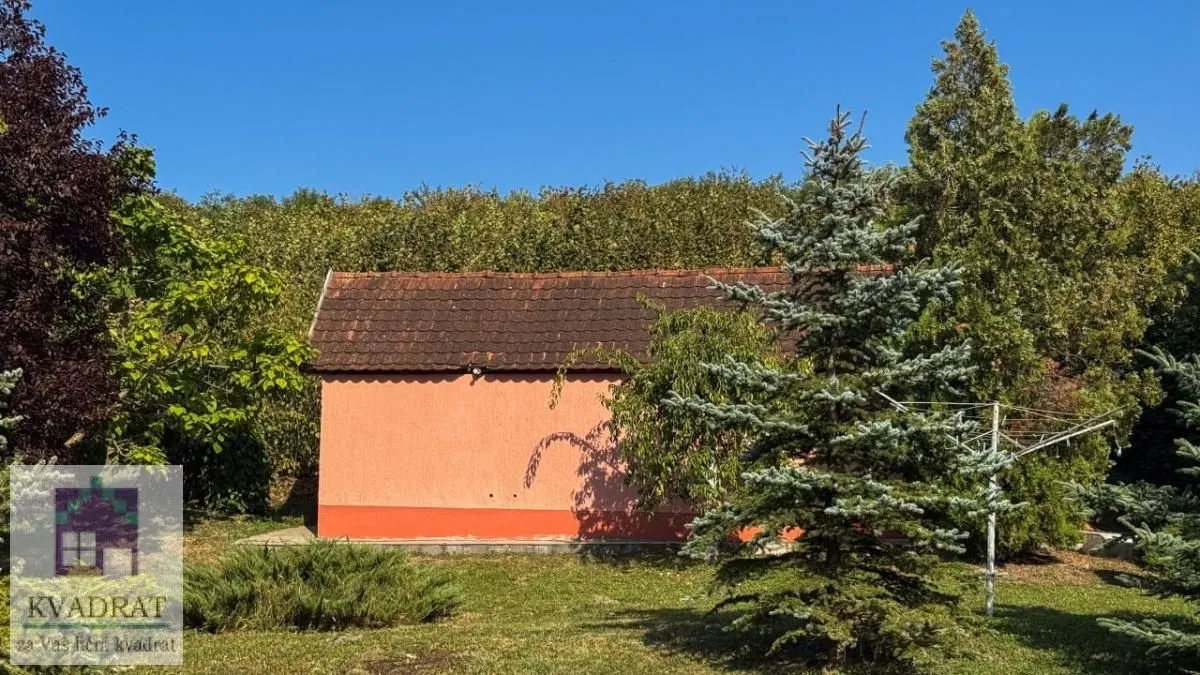 Pogled na spoljašnjost kuće sa dvorištem i zelenilom.