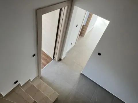 Prodaja, četvorosoban stan, 124m², Tivat, Crna Gora - image 2