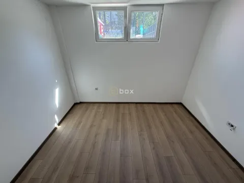 Prazna neuređena prostorija sa laminatom na podu i jednim prozorom. - image 8