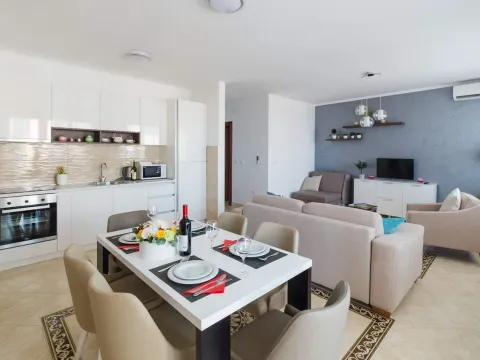 Sale, one bedroom apartment, 85m², Bečići, Budva - image 1