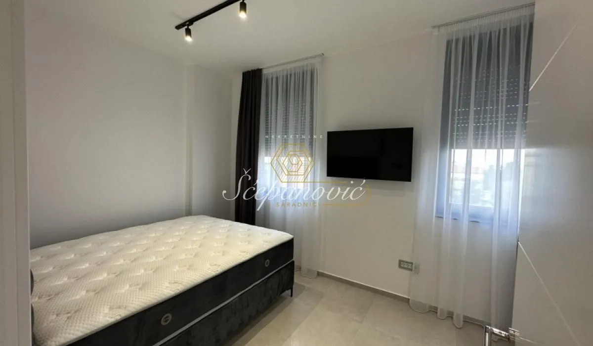 Izdavanje, četvorosoban stan, 164m², Mišeluk, Petrovaradin