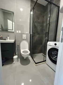 Moderne kupatilo sa tuš kabinom, umivaonikom i veš mašinom. - image 6