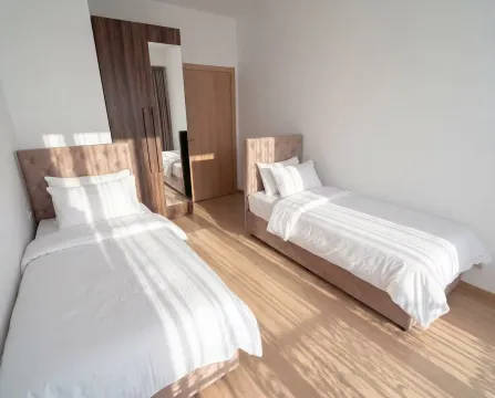Spavaća soba sa dva odvojena kreveta i garderoberom. - image 3