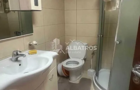 Manje kupatilo sa umivaonikom, WC šoljom i tuš kabinom. - image 7