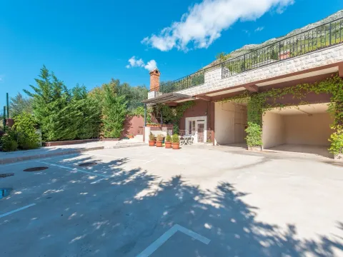 Izdavanje, kuća, 150m², Reževići, Budva - image 26