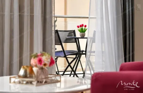 Pogled iz dnevne sobe na namješteni balkon sa stolom i stolicama. - image 7