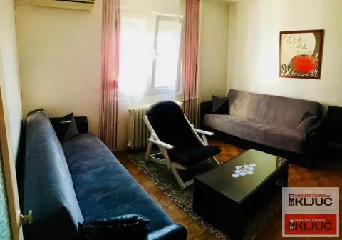 Dnevna soba sa sofama, foteljom i stočićem. - image 5