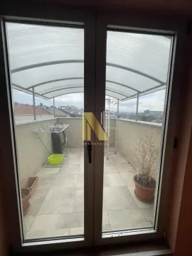Natkrivena terasa sa keramičkim pločicama i pogledom na okolinu. - image 13