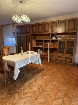 Dnevna soba sa trpezarijskim stolom i drvenim nameštajem. - image 7