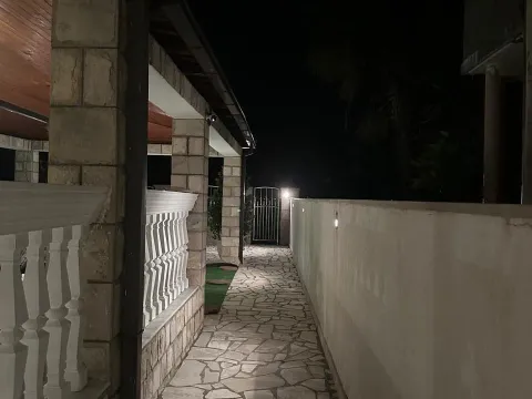 Izdavanje, jednosoban stan, 54m², Risan, Kotor - image 11