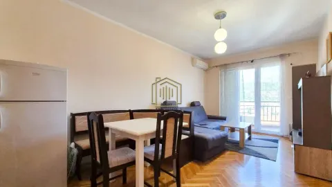 Dnevni boravak sa garniturom, trpezarijskim stolom i kuhinjskim dijelom. - image 3
