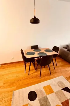 Trpezarijski sto sa stolicama u dnevnoj sobi. - image 2
