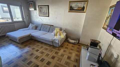 Dnevna soba sa garniturom, parketom i televizorom. - image 2