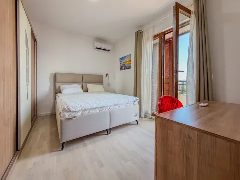 Namještena spavaća soba sa bračnim krevetom, radnim stolom i izlazom na terasu. - image 7