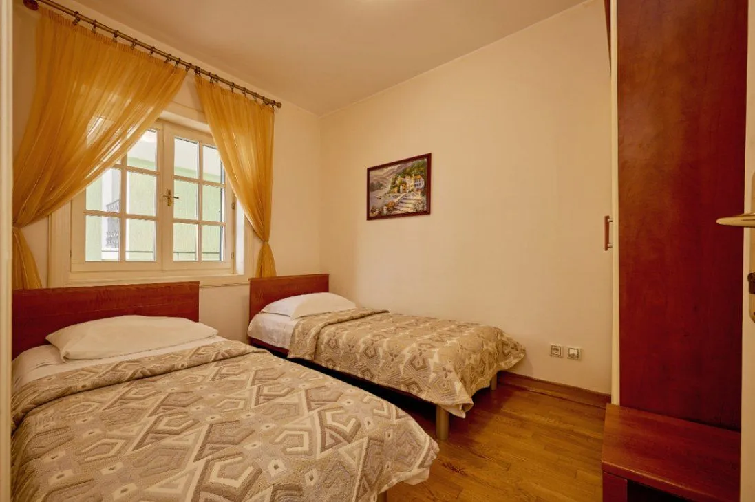 Sale, four bedroom apartment, 89m², Sveti Stefan, Budva