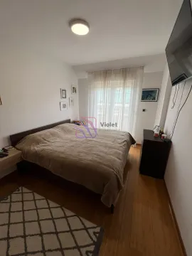 Namještena spavaća soba sa bračnim krevetom i prozorom sa svijetlim zavesama. - image 8