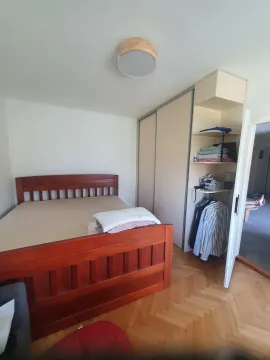 Spavaća soba sa bračnim krevetom, plakarom i parketom na podu. - image 3