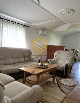 Dnevna soba sa garniturom za sjedenje i trpezarijom u pozadini. - image 2
