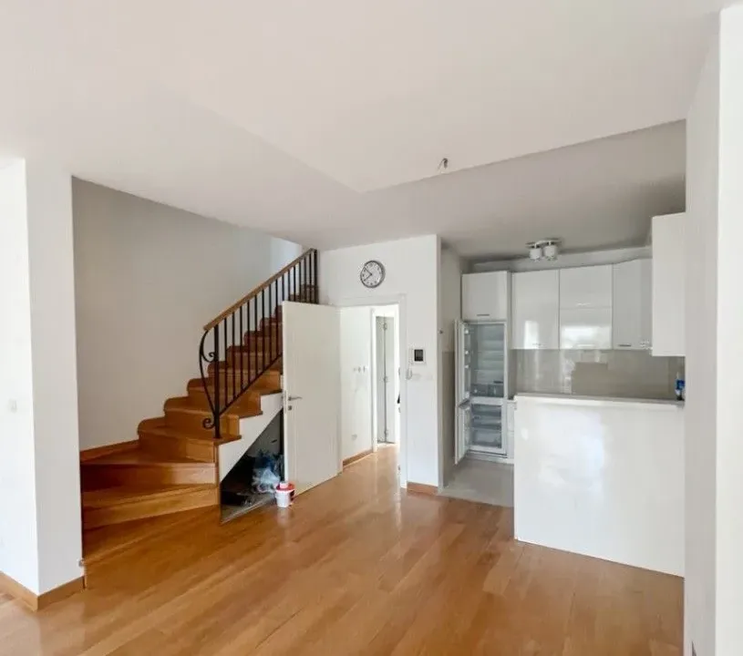 Izdavanje, dvosoban stan, 92m², Centar, Tivat