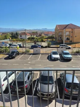 Pogled sa terase na parking prostor i okolne zgrade. - image 6