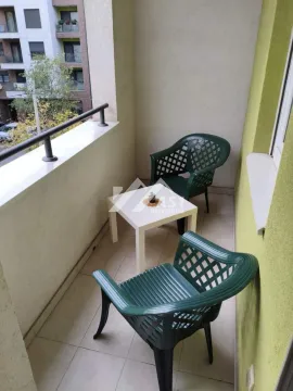 Manji namešteni balkon sa stolom i dve stolice. - image 2