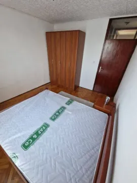 Furnished bedroom with a double bed and a wardrobe. - image 4