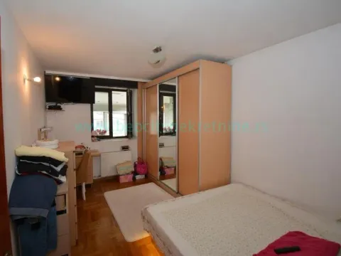 Sale, house, 430m², Kalenić Pijaca, Vračar Sve Podlokacije - image 2