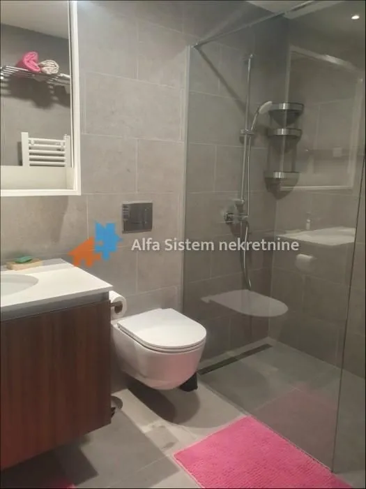 Izdavanje, trosoban stan, 72m², Savski Venac, Beograd