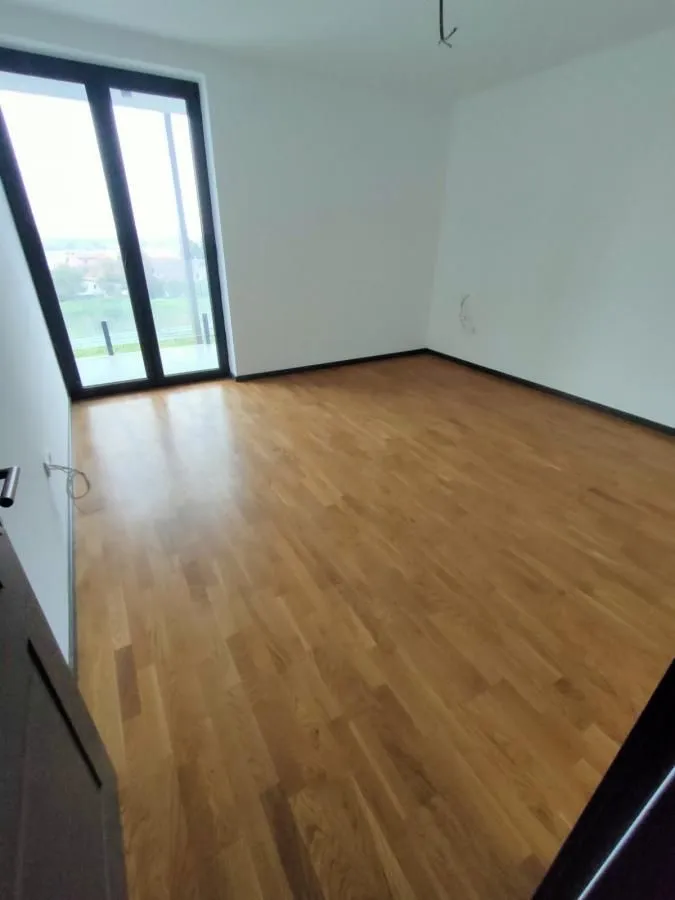 Izdavanje, četvorosoban stan, 200m², Sremska Kamenica, Petrovaradin