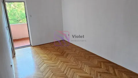 Prazna prostorija sa parketom i izlazom na balkon. - image 5