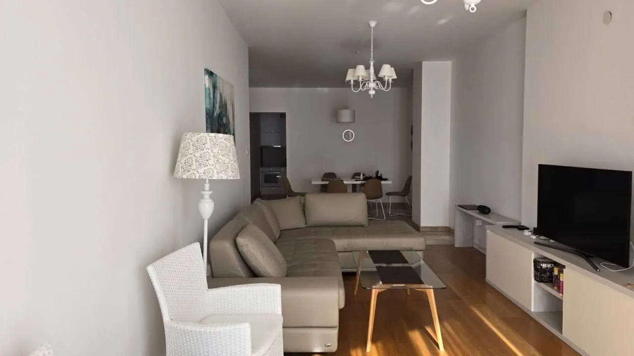 Izdavanje, jednosoban stan, 77m², Tre Canne, Budva