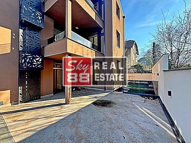 Izdavanje, četvorosoban stan, 156m², Savski Venac, Beograd